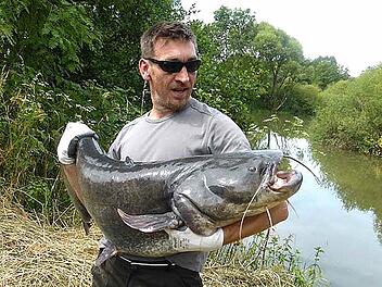 Tobias Tilgner hat einen riesigen Wels an Land gezogen.  Foto: privat