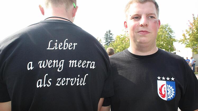 In Anlehnung an die Weltmeister-Trikots der deutschen Fußballer haben sich die Ortsburschen T-Shirts mit vier Sternen drucken lassen.