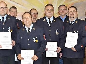 Ehrungen gab es in Hain (v. l.): KBI Matthias Schuhbäck, KBR Joachim Ranzenberger, Markus Renner (neuer Kassierer), Thomas Höfner, Klaus Siegelin, Stefan Feulner, Dieter Rasokat, Erich Reis (Vorsitzender), Klaus Rasokat, Harald Fischer (stellvertretender Kommandant), Stephan Reis, weiterer Landratstellvertreter Bernd Steger, Gerhard Sesselmann (Kommandant) und Bürgermeister Herbert Schneider. Foto: K.- H. Hofmann