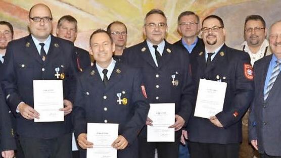 Ehrungen gab es in Hain (v. l.): KBI Matthias Schuhbäck, KBR Joachim Ranzenberger, Markus Renner (neuer Kassierer), Thomas Höfner, Klaus Siegelin, Stefan Feulner, Dieter Rasokat, Erich Reis (Vorsitzender), Klaus Rasokat, Harald Fischer (stellvertretender Kommandant), Stephan Reis, weiterer Landratstellvertreter Bernd Steger, Gerhard Sesselmann (Kommandant) und Bürgermeister Herbert Schneider. Foto: K.- H. Hofmann
