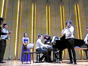 Happy Birthday for Niu Niu (2. v. l.): Es gratulierten Melvyn Tan, Boyang Shi, François-Xavier Poizat, Philippe Tondre, Iskandar Widjaja und Kian Soltani mit einem kleinen Ständchen. Fotos: Ahnert