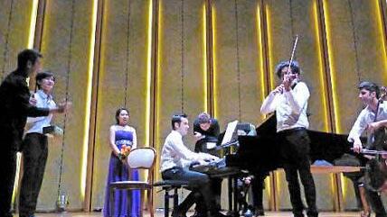 Happy Birthday for Niu Niu (2. v. l.): Es gratulierten Melvyn Tan, Boyang Shi, François-Xavier Poizat, Philippe Tondre, Iskandar Widjaja und Kian Soltani mit einem kleinen Ständchen. Fotos: Ahnert