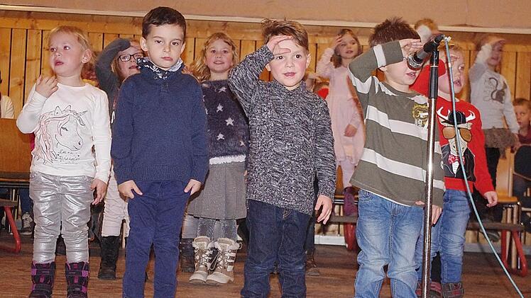 Die Kindergartenkinder erfreuten mit einem weihnachtlichen Bühnenprogramm. Foto: Heike Schülein
