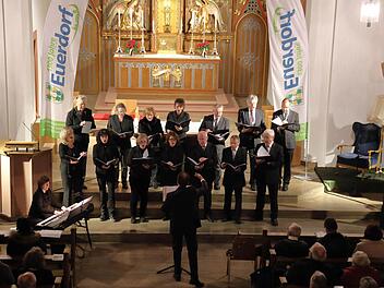 Der Julifa-Chor unter der Leitung von Stadtkantor Burkhard Ascherl. Fotos: Bernd Kleinschmidt