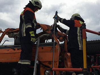 Gemeinsam führten die Feuerwehr Oerlenbach und das Rote Kreuz Bad Kissingen einen Ausbildungstag durch. Dabei sollte für spezielle Unfallszenarien ein gemeinsames Vorgehen geübt werden.  Fotos: Stefan Geiger