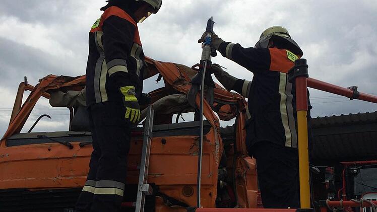 Gemeinsam führten die Feuerwehr Oerlenbach und das Rote Kreuz Bad Kissingen einen Ausbildungstag durch. Dabei sollte für spezielle Unfallszenarien ein gemeinsames Vorgehen geübt werden.  Fotos: Stefan Geiger