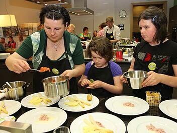 Familie Prawitz beim ersten Kulmbacher Familien-Kochduell 2014: Der Wettbewerb ist eine tolle Gelegenheit, um als Familie gemeinsam etwas Schönes zu erleben. Foto: Archiv/Barbara Herbst