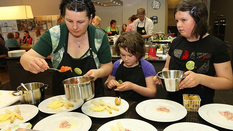Familie Prawitz beim ersten Kulmbacher Familien-Kochduell 2014: Der Wettbewerb ist eine tolle Gelegenheit, um als Familie gemeinsam etwas Schönes zu erleben. Foto: Archiv/Barbara Herbst