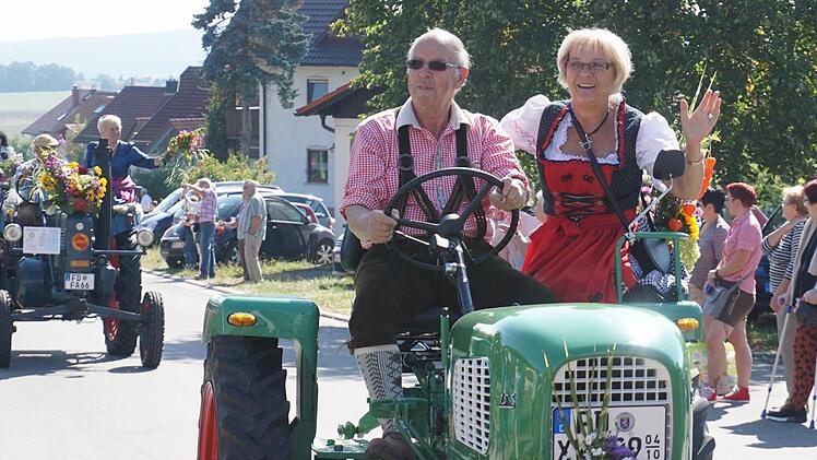 Gute Laune und Blumensträußchen gab es für die Zuschauer. Foto: Marion Eckert