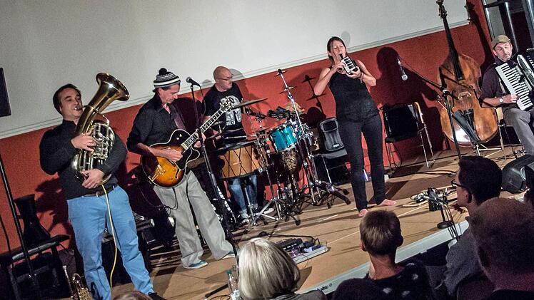 Das Quintett "Fei scho" begeisterte sein Publikum in der Reihe "Cultur im Contakt" in Coburg. Foto: Jochen Berger