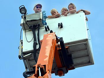 Hoch hinaus ging es für die Besucher der Stadtwerke, sofern sie sich auf die Steiger-Arbeitsbühne wagten. Vor allem die Kinder hatten ihren Spaß dabei, hier Vincent, Paula und Amelie, die gerade bei Verwandten zu Besuch in Garitz sind.  Fotos: Peter Rauch
