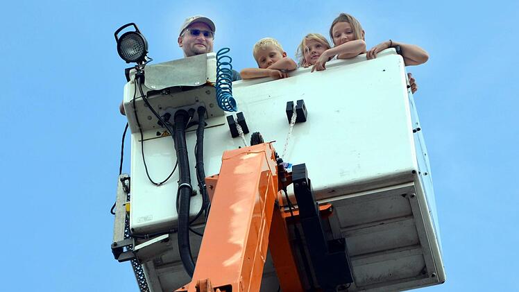 Hoch hinaus ging es für die Besucher der Stadtwerke, sofern sie sich auf die Steiger-Arbeitsbühne wagten. Vor allem die Kinder hatten ihren Spaß dabei, hier Vincent, Paula und Amelie, die gerade bei Verwandten zu Besuch in Garitz sind.  Fotos: Peter Rauch