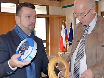 Jochen Müller (l.) und Bürgermeister Klaus Homann inspizieren einen Defibrillator. Foto: A. Spörlein
