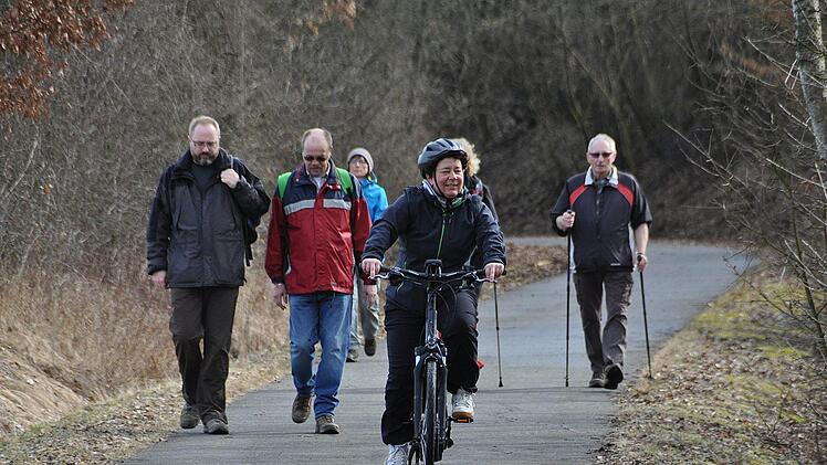 Teilnehmer am Volkswandertag rund um Heubsch teilten sich den Weg mit den Radfahrern.Karl-Heinz Weber