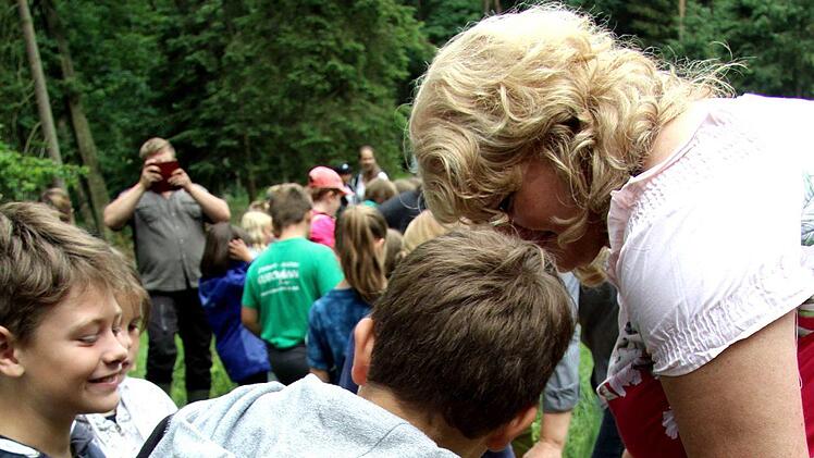 Schüler und Lehrer verbrachten einen Schultag im Wald.   Foto: Richard Sänger