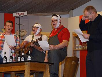 Die Feuerwehr-Boy-Band aus Geusfeld: Johannes Schöninger (Stefan Bäuerlein), Florian Brandner (Matthias Stahl), Bernhard Kälble (Christian Schmitt) und Pfarrer Kaslinger (Jürgen Fößel, von links)