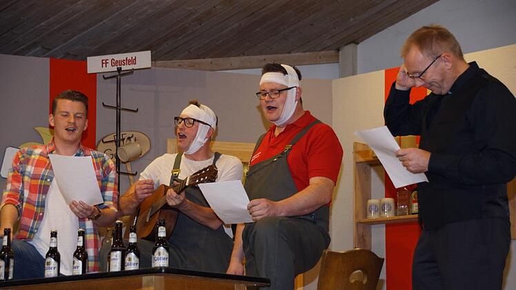 Die Feuerwehr-Boy-Band aus Geusfeld: Johannes Schöninger (Stefan Bäuerlein), Florian Brandner (Matthias Stahl), Bernhard Kälble (Christian Schmitt) und Pfarrer Kaslinger (Jürgen Fößel, von links)