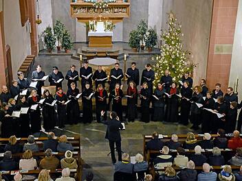 Das preisgekrönte Vokalensemble "Cantabile Regensburg" mit seinem Leiter Professor Matthias Beckert wurde für sein Konzert in der voll besetzten Stadtpfarrkirche in Haßfurt mit stehenden Ovationen gefeiert. Ulrike Langer