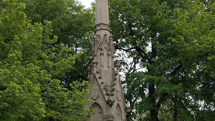 Das Gefallendenkmal am Ernstplatz erinnert an den deutsch-französischen Krieg von 1870/71. Es mahne genauso zu Frieden wie die Soldatenfriedhöfe aus den späteren Weltkriegen, meint Michael Böhm vom Städtepartnerschaftsverein. Foto: Simone Bastian