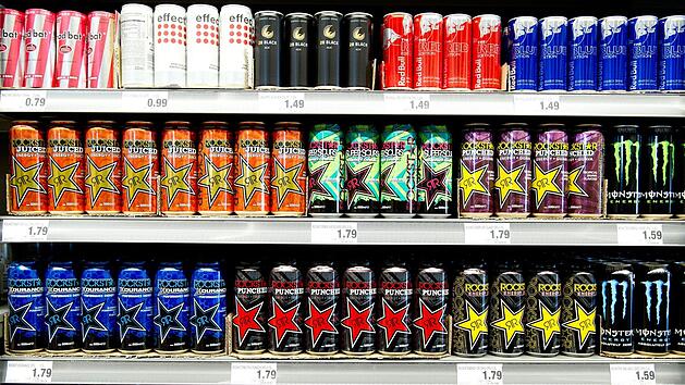 Das Bundesinstitut f&uuml;r Risikobewertung warnt: Jugendliche, die Energy Drinks in gro&szlig;en Mengen konsumieren, z&auml;hlen zu einer Hoch-Risikogruppe. Die Nebenwirkungen seien sehr gef&auml;hrlich - schon zwei Dosen Energy Drink sind zu viel. Symbolfoto: Sebastian Kahnert/dpa