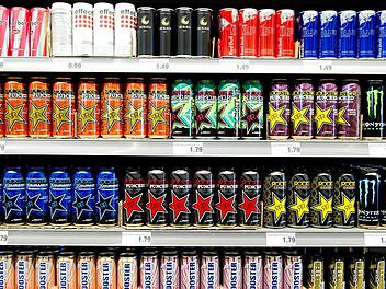 Das Bundesinstitut für Risikobewertung warnt: Jugendliche, die Energy Drinks in großen Mengen konsumieren, zählen zu einer Hoch-Risikogruppe. Die Nebenwirkungen seien sehr gefährlich - schon zwei Dosen Energy Drink sind zu viel. Symbolfoto: Sebastian Kahnert/dpa