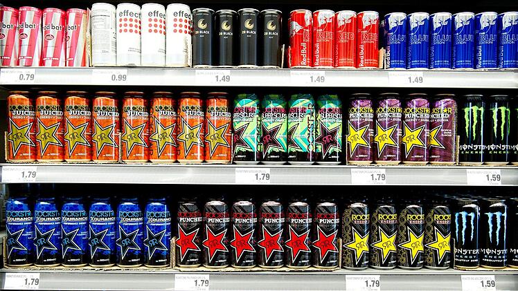 Das Bundesinstitut für Risikobewertung warnt: Jugendliche, die Energy Drinks in großen Mengen konsumieren, zählen zu einer Hoch-Risikogruppe. Die Nebenwirkungen seien sehr gefährlich - schon zwei Dosen Energy Drink sind zu viel. Symbolfoto: Sebastian Kahnert/dpa