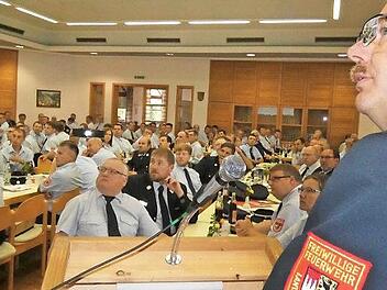 Kreisbrandrat Ralf Dressel (rechts) informierte die Kommandanten aus dem ganzen Landkreis Haßberge über wichtige Feuerwehrthemen.