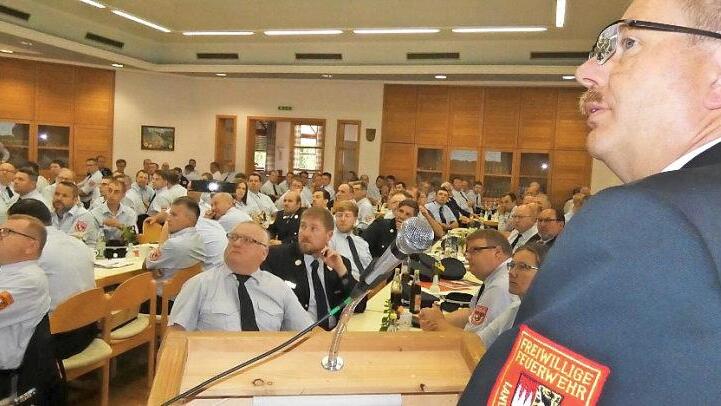 Kreisbrandrat Ralf Dressel (rechts) informierte die Kommandanten aus dem ganzen Landkreis Haßberge über wichtige Feuerwehrthemen.