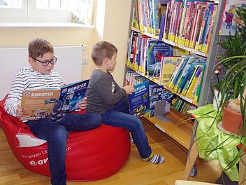 Viel zu still ist es derzeit in der "Bibliothek im Alten Torhaus" in Teuschnitz. Das Team vermisst insbesondere die Kinder. Hier ein Bild vor dem Lockdown, als die Jungen und Mädchen der Teuschnitzer Grundschule zu Besuch in der Bücherei waren. Heike Schülein
