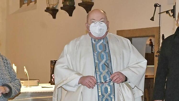 Der Dekan und Pfarradministrator Stefan Gessner (Mitte) hat sich am Dreikönigstag während einer Messe in der Pfarrkirche Sankt Kilian Pfarrweisach von der Pfarreiengemeinschaft "Sankt Kilian und Weggefährten" verabschiedet. Namens der Kirchenverwaltung dankten ihm Stephan Wohlfromm (rechts) und Inge Raithel und überreichten dem scheidenden Seelsorger ein Geschenk.  Foto: Simon Albrecht