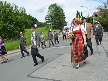 Der amtierende Schützenkönig und Schützenkaiser Emil Müller mit den Lieseln Elisabeth Müller und Claudia Beetz  Foto: K.-H. Hofmann
