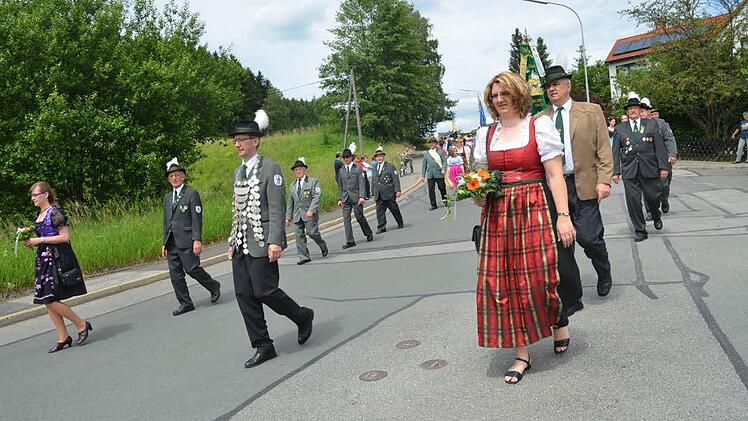 Der amtierende Schützenkönig und Schützenkaiser Emil Müller mit den Lieseln Elisabeth Müller und Claudia Beetz  Foto: K.-H. Hofmann