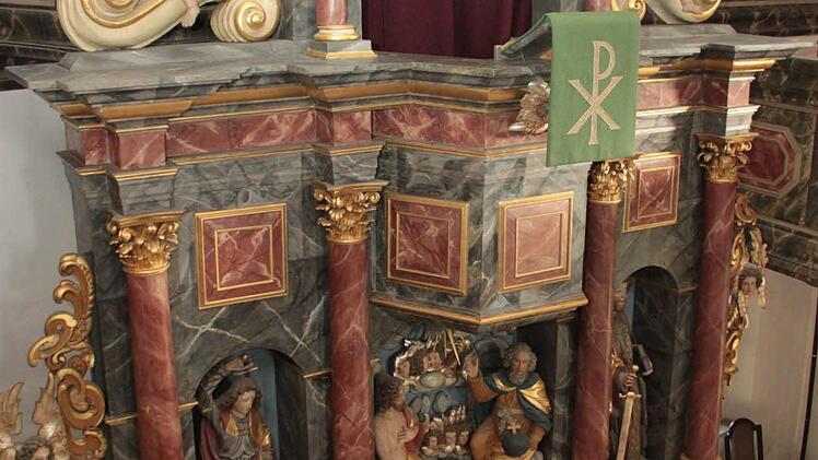 Am Buchauer Altar finden sich außergewöhnlich viele Engel-Darstellungen. Foto: Jürgen Gärtner