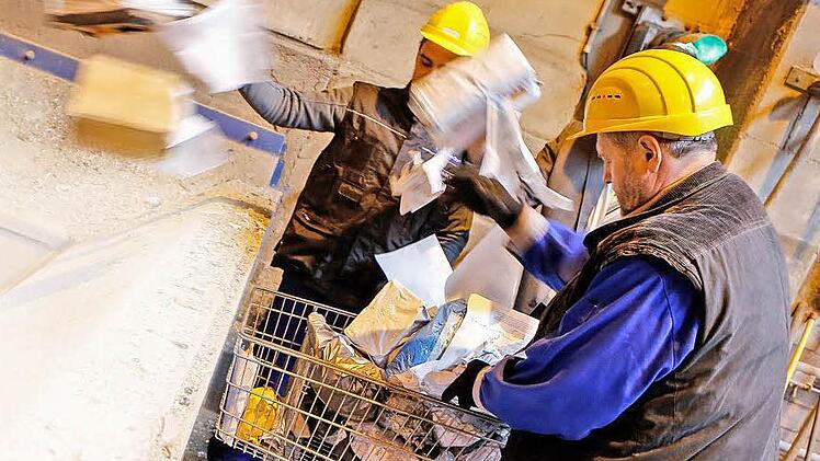Einmal im Monat müssen die Mitarbeiter des Bamberger Zolls mittlerweile zur Müllverbrennungsanlage fahren - die gefälschten Produkte werden immer mehr.  Foto: Matthias Hoch