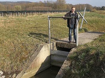 Erich Hahn vom Ingenieurbüro IBP zeigt, wie der Abfluss gedrosselt wird: Bis zu 2000 Liter pro Sekunde können in den Gasgraben abfließen. Fällt mehr Niederschlagswasser an, wird dieses im Rückhaltebecken zurückgehalten. Fotos: Sonja Adam