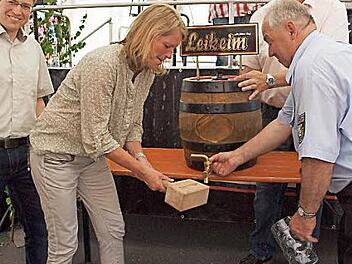 Zweite Bürgermeisterin Sabine Rießner stach im Beisein des Vorsitzenden der Feuerwehr Schney, Erich Wachsmann, sowie von Andreas Leikeim (links) und Christian Hoh (hinten rechts) vom Brauhaus Leikeim das erste Fass Bier an. Foto: Alfred Thieret