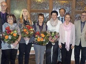 Jubilarehrung beim Textilwerk Kneitz AG. Unser Bild zeigt (von links) Rosemarie Kneitz, Alfred Kneitz, Ralf-Herbert Kneitz, Sieglinde Schitthelm, Karin Escher, Meta Pröbstle, Andrea Wiesend, Betriebsleiter Matthias Groß, Vorstand Sibylla Naumann, stellvertretenden Betriebsratsvorsitzenden Udo Hahn, Dieter Bergmann und Simone Wagner.  Foto: Werner Reißaus