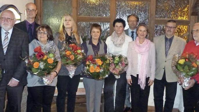 Jubilarehrung beim Textilwerk Kneitz AG. Unser Bild zeigt (von links) Rosemarie Kneitz, Alfred Kneitz, Ralf-Herbert Kneitz, Sieglinde Schitthelm, Karin Escher, Meta Pröbstle, Andrea Wiesend, Betriebsleiter Matthias Groß, Vorstand Sibylla Naumann, stellvertretenden Betriebsratsvorsitzenden Udo Hahn, Dieter Bergmann und Simone Wagner.  Foto: Werner Reißaus