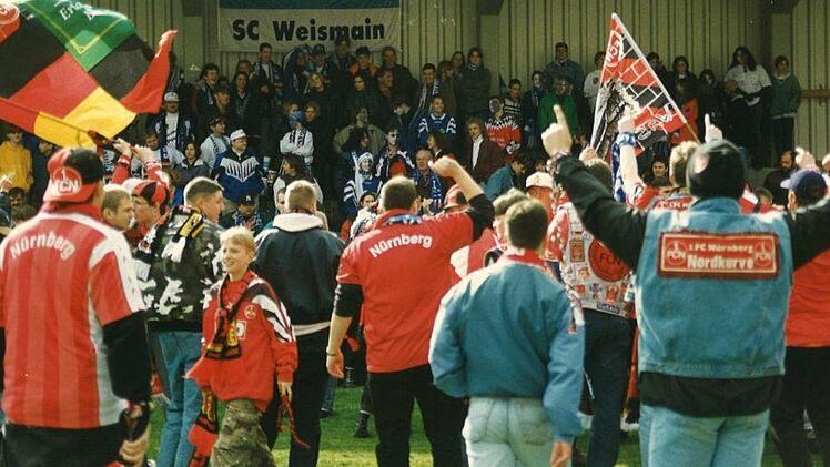 Nach dem Spiel wollten ein paar Club-Fans den Sieg provokativ vor dem Weismainer Fan-Block feiern. Foto: Timo Stöhr