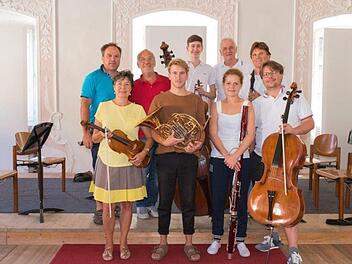 Das "Rückert-Ensemble" bei seiner Probenarbeit in Südtirol. Neben italienischen Musikern gehören Peter und Johannes Rosenberg (hinten, Zweiter und Dritter von rechts) zu der Gruppe.  Foto: Kathrin Rosenberg