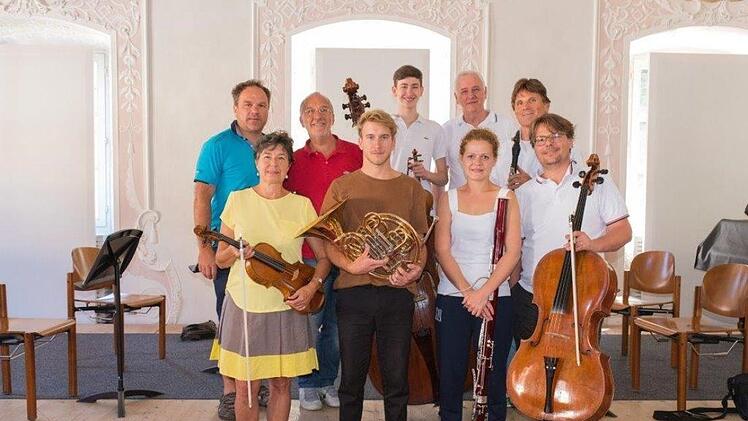 Das "Rückert-Ensemble" bei seiner Probenarbeit in Südtirol. Neben italienischen Musikern gehören Peter und Johannes Rosenberg (hinten, Zweiter und Dritter von rechts) zu der Gruppe.  Foto: Kathrin Rosenberg
