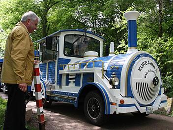 Neben den Touren zum Wildpark Klaushof fuhr das Kurbähnle auch regelmäßig durch Stadt und Luitpoldpark. Hier entfernte Gästeführer Albin Markert (links) einen Pfosten und macht die Bahn frei.Ralf Ruppert