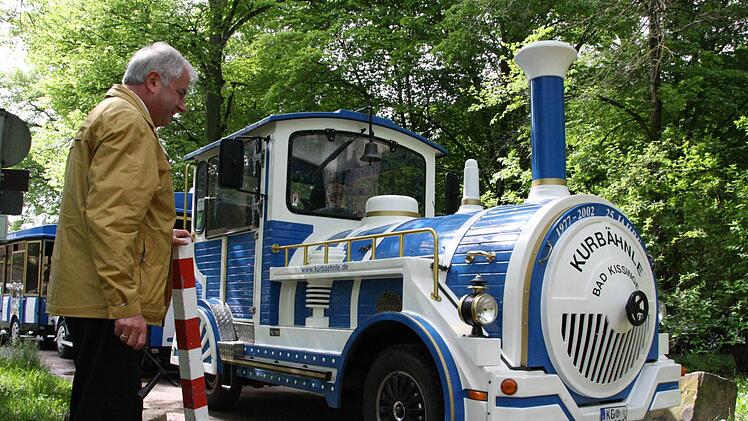 Neben den Touren zum Wildpark Klaushof fuhr das Kurbähnle auch regelmäßig durch Stadt und Luitpoldpark. Hier entfernte Gästeführer Albin Markert (links) einen Pfosten und macht die Bahn frei.Ralf Ruppert