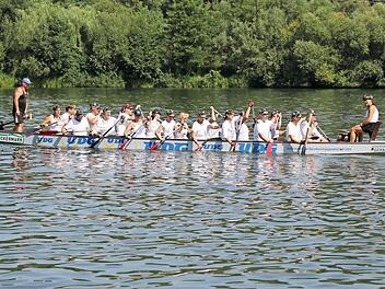 Das Team in Aktion auf dem Drachenboot  Foto: Norbert M&uuml;ller