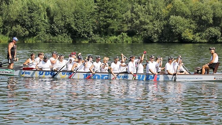 Das Team in Aktion auf dem Drachenboot  Foto: Norbert M&uuml;ller