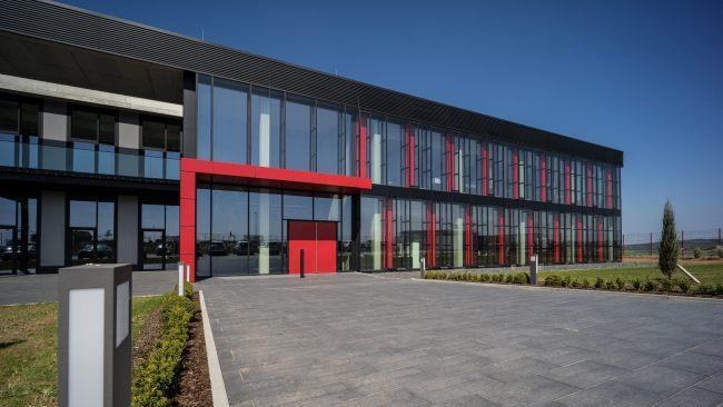 Das Werk der MTZ Metalltechnik Zitzmann GmbH ist Profi f&uuml;r Alu- und Stahlelemente und liegt im interkommunalen Gewerbepark A 71 Oerlenbach-Poppenhausen.  Eva Braksiek