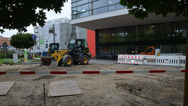 Auch das Park-Rondell wird umgebaut.  Fotos: Bernhard Panzer