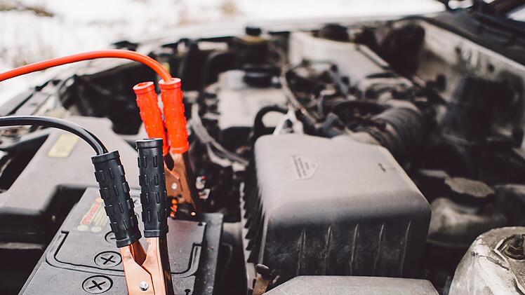 Probleme beim Starten des Autos können verschiedene Ursachen haben. In den Wintermonaten ist eine der häufigsten Ursachen die leere Batterie. Symbolbild: StockSnap/ pixabay