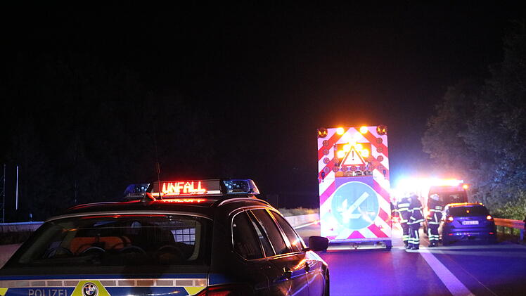 Drei Verletzte: Transporter f&auml;hrt auf Zivilstreife auf