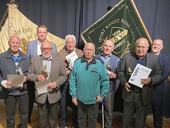 Für 60 beziehungsweise 65 Jahre Mitgliedschaft beim SV Garitz wurden geehrt (von links): Paul Kaiser (65 Jahre), BLSV-Vertreter Martin Wende, Hubert Noppenberger (65), Willi Kirchner (65), Gerd Back (65), Wolfgang Schneider (60), Erich Rüth (60) u...